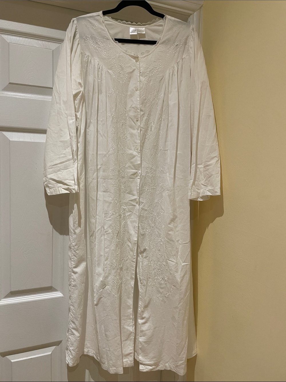 Vanity Fair Embroidered Button Front Nightgown Victorian Cottagecore Ivory M
